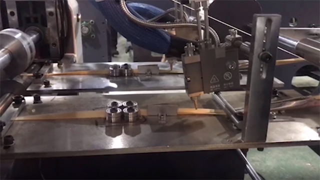 Machine automatique de fabrication de poignées plates