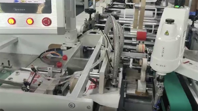 Machine de fabrication de poignées plates semi-automatique